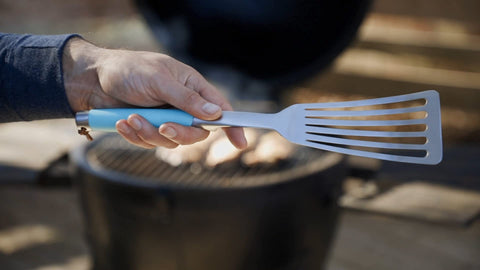 Toadfish curved-edge spatula slides easily under delicate foods.