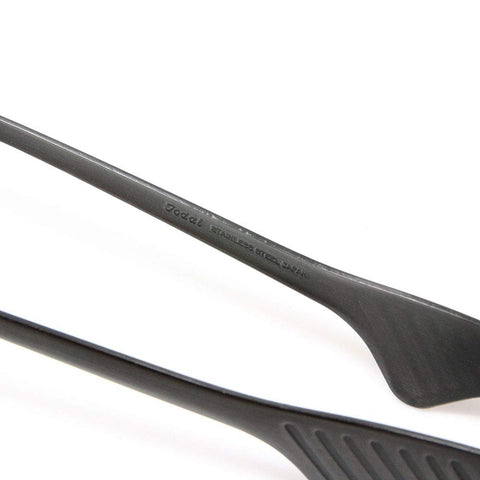 Todai Yakiniku tongs rest on the table without touching the pinch.