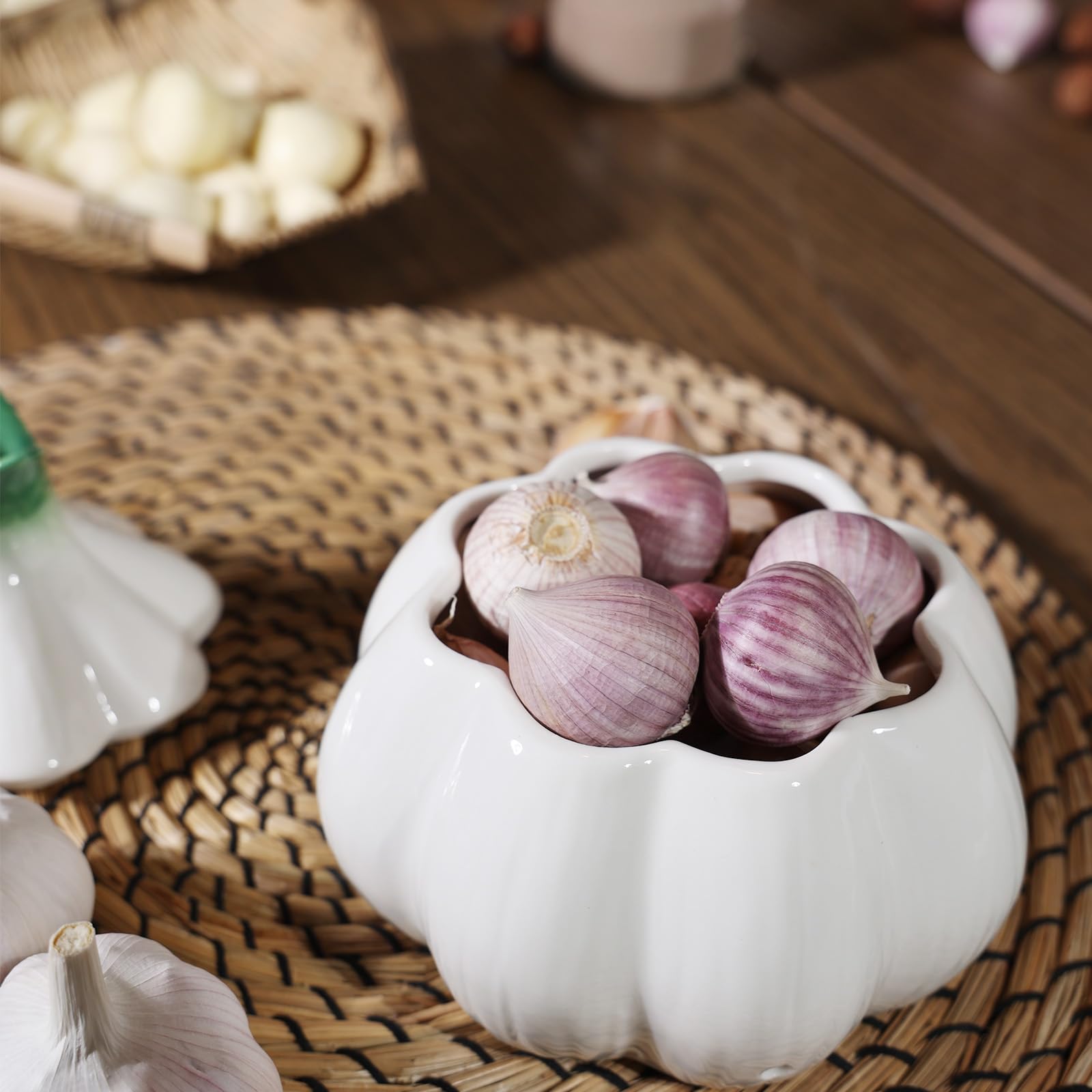 TOIVO Garlic Saver helps control odors by keeping garlic dry.
