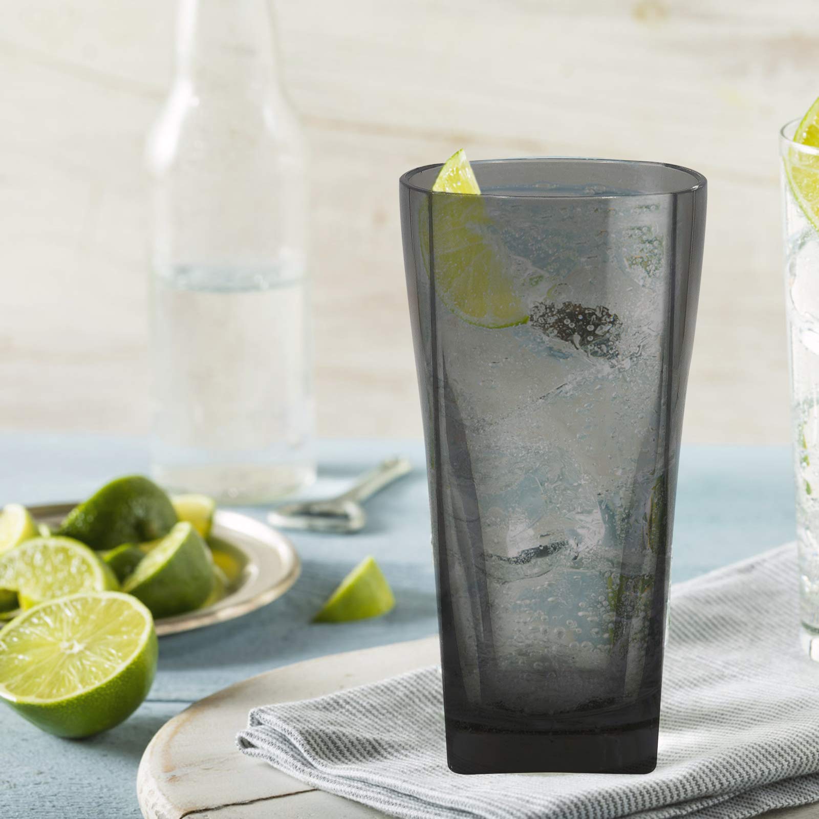 Top-spring clear plastic cups ideal for entertaining and everyday meals.