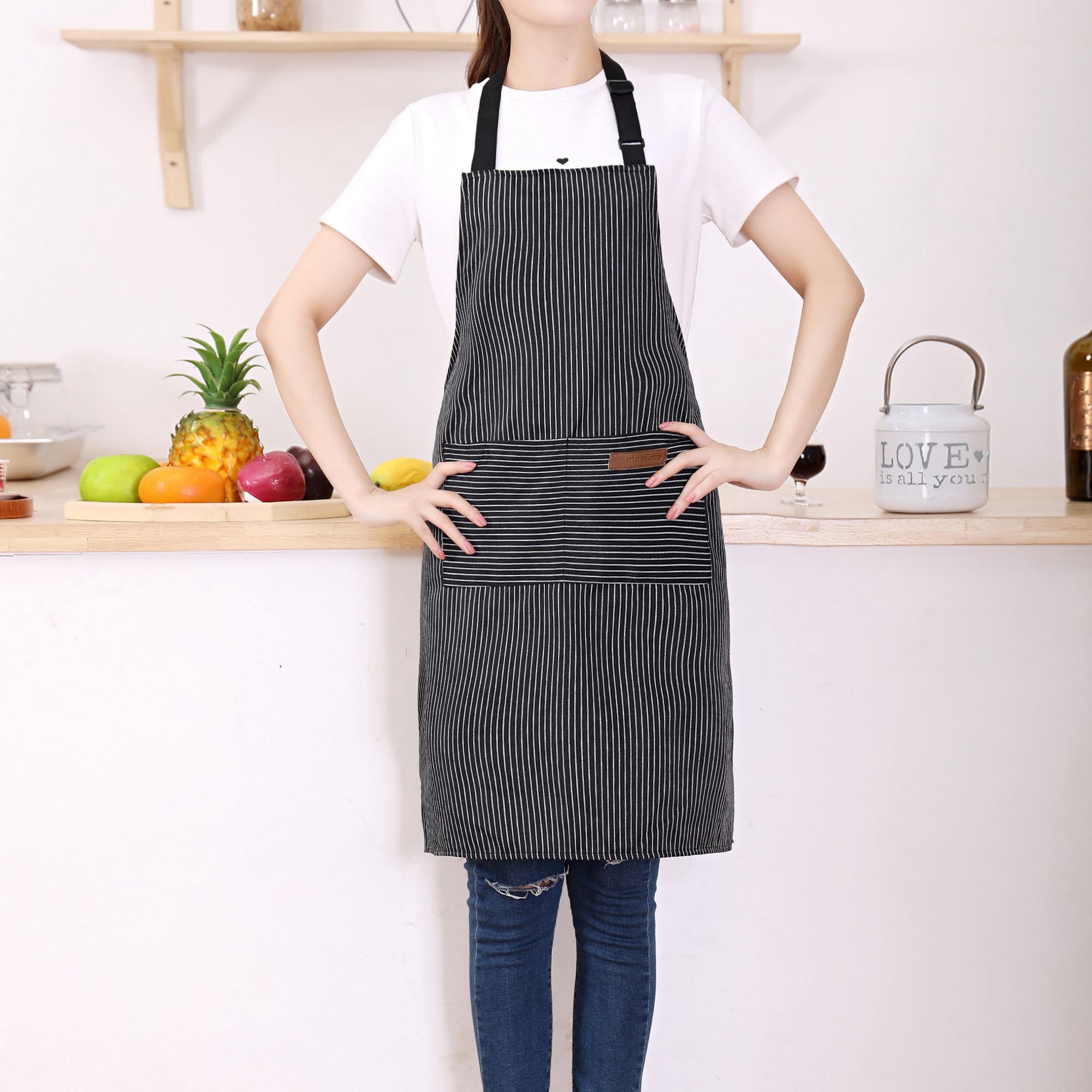 Adjustable neck strap on the Tosewever apron for comfortable all-day wear