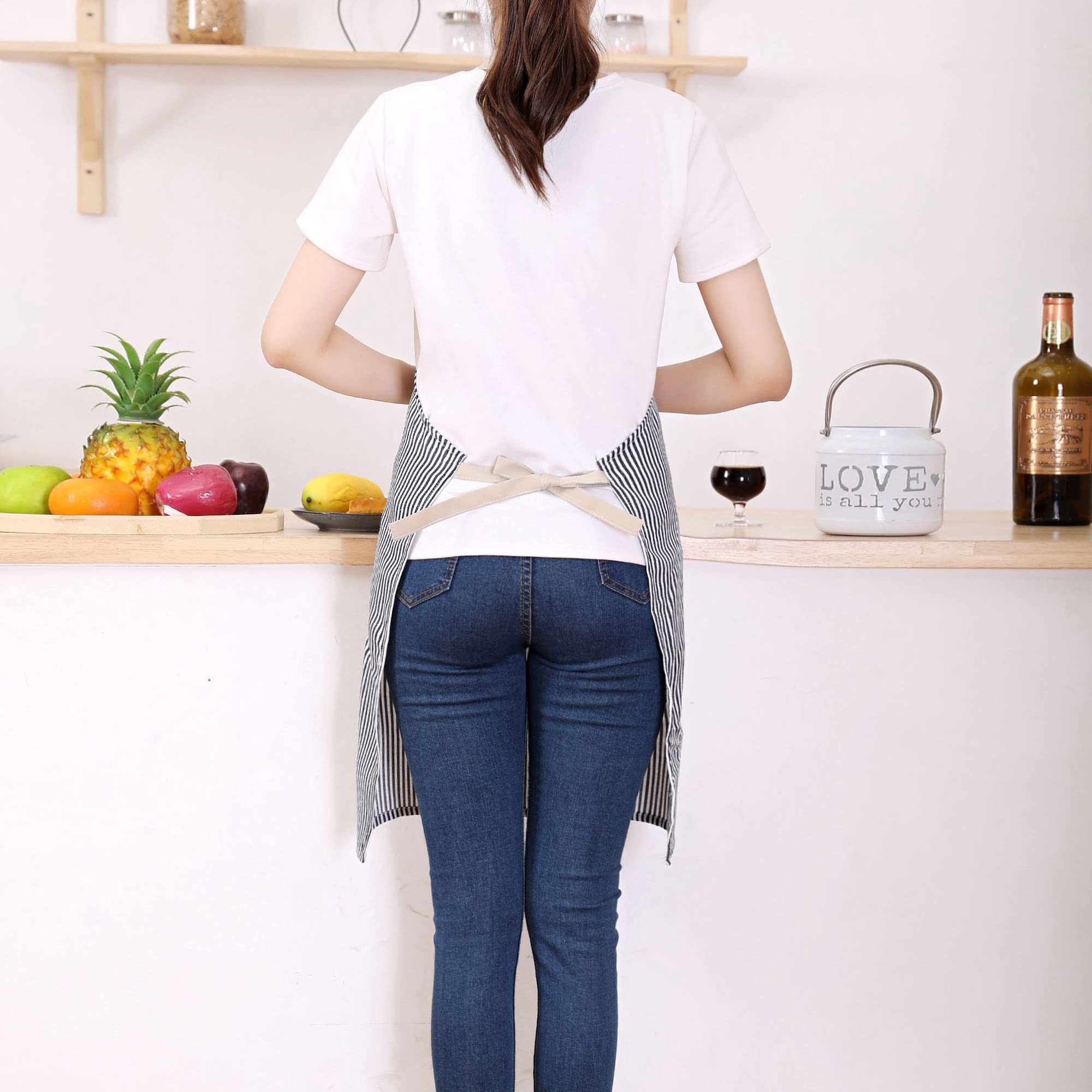 Multi-use Tosewever apron suitable for cooking, serving, and DIY projects