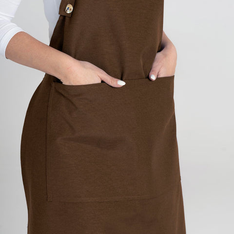 Durable stitching on the TOSHE apron withstands daily use.