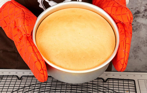 Tosnail pan supports layered cakes for clean slices.