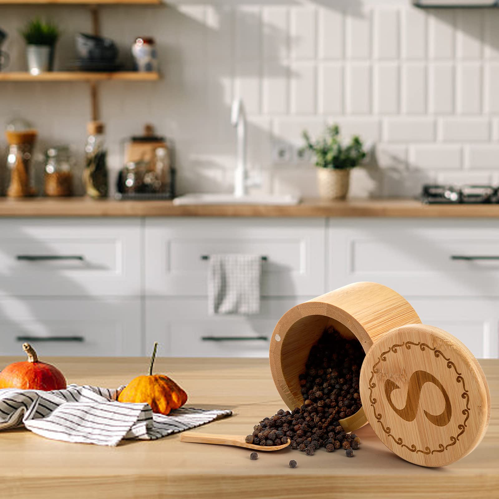 Tosnail magnet-lock lid demonstrates one-handed operation during cooking