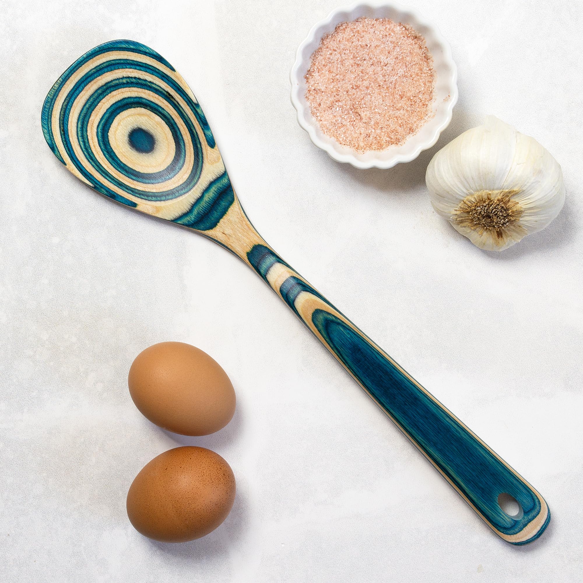 Gentle stirring with Baltique Mykonos spoon on pasta dishes.
