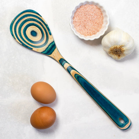 Gentle stirring with Baltique Mykonos spoon on pasta dishes.