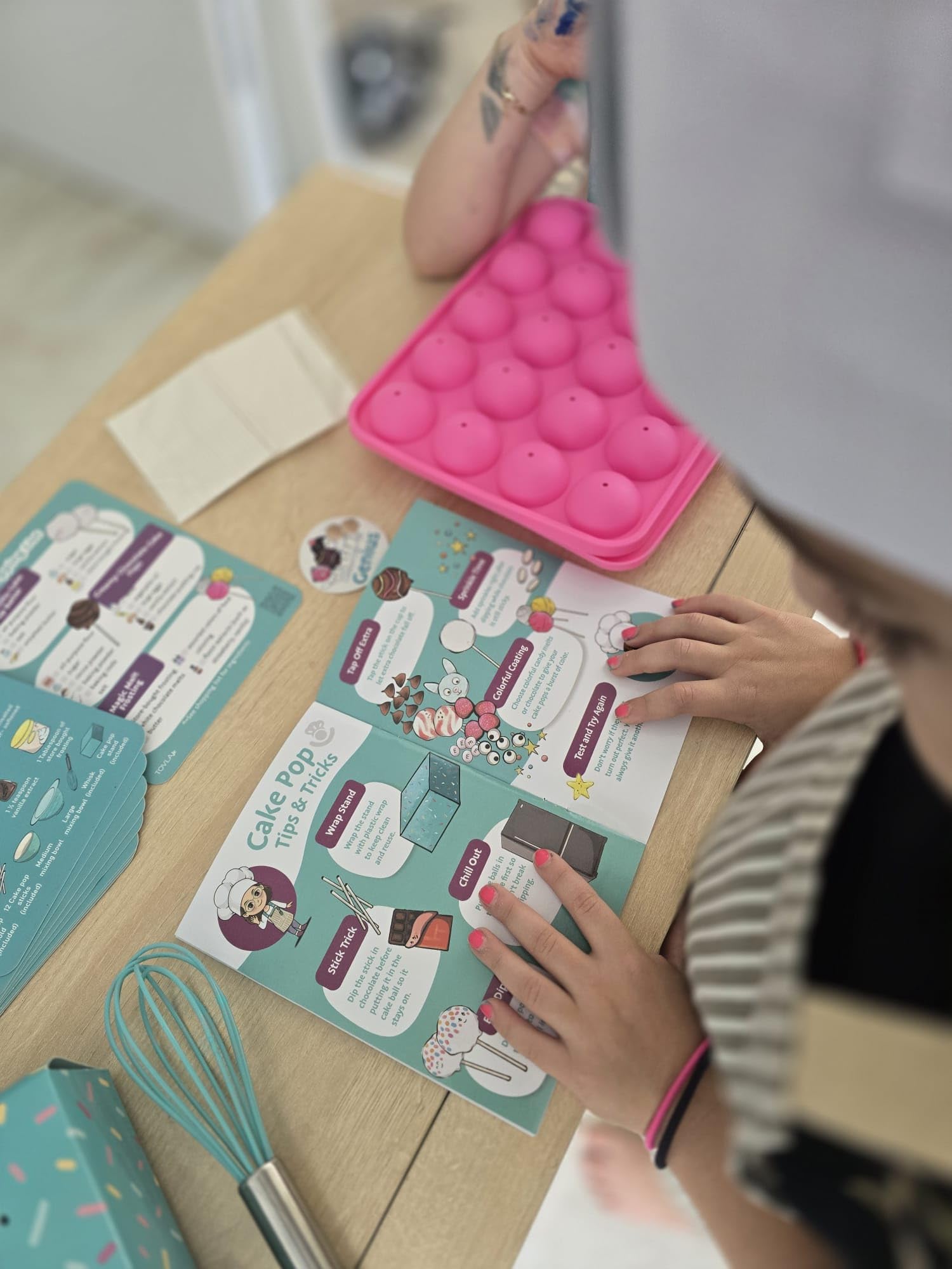 Tovla Jr. pastry hat: playful baking gear boosts pretend confidence