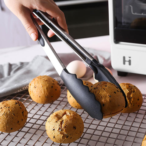 TOWINGO locking feature prevents accidental opening during cooking.