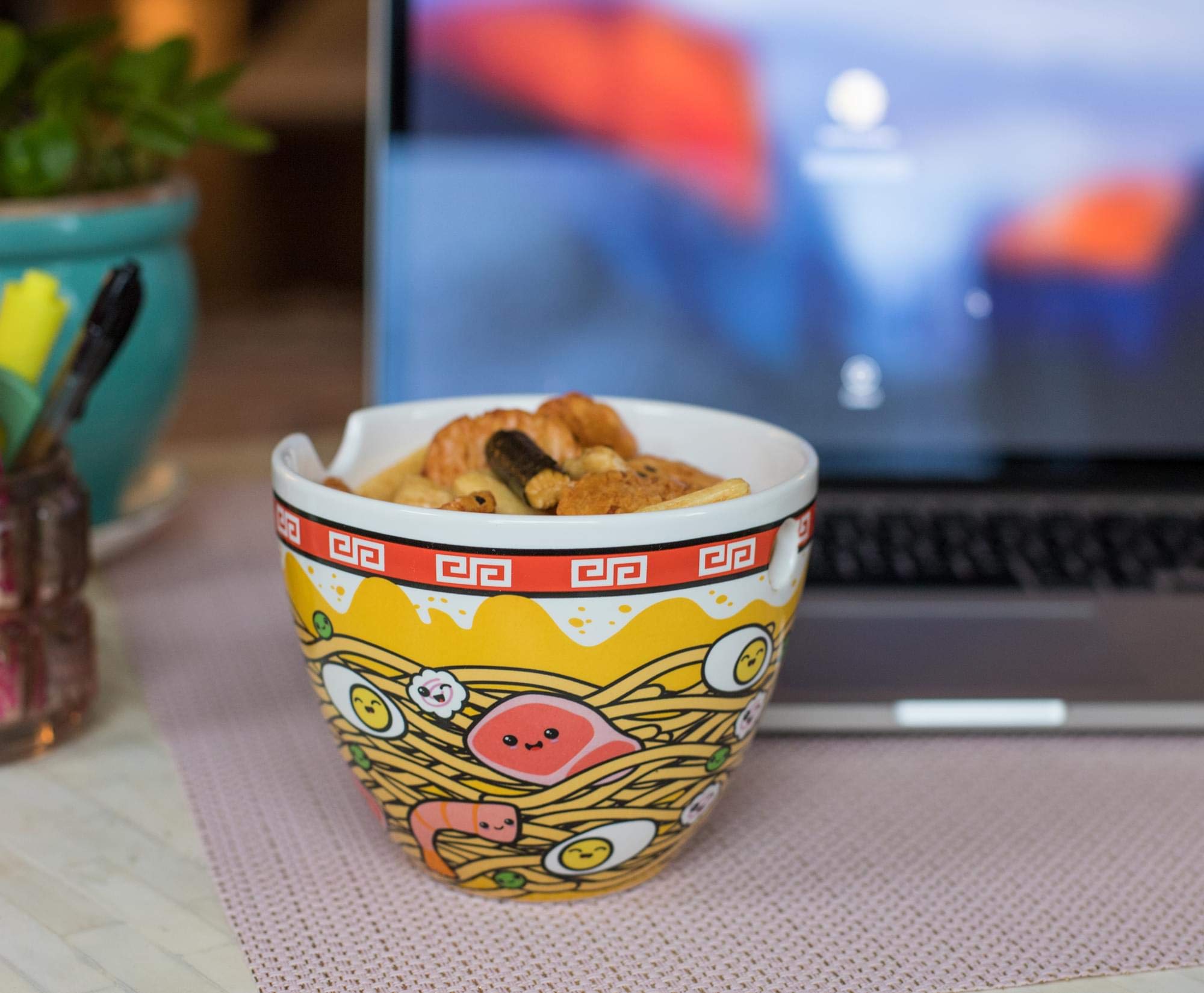 Toynk Sunken Noodles top notches securely hold chopsticks during meals.