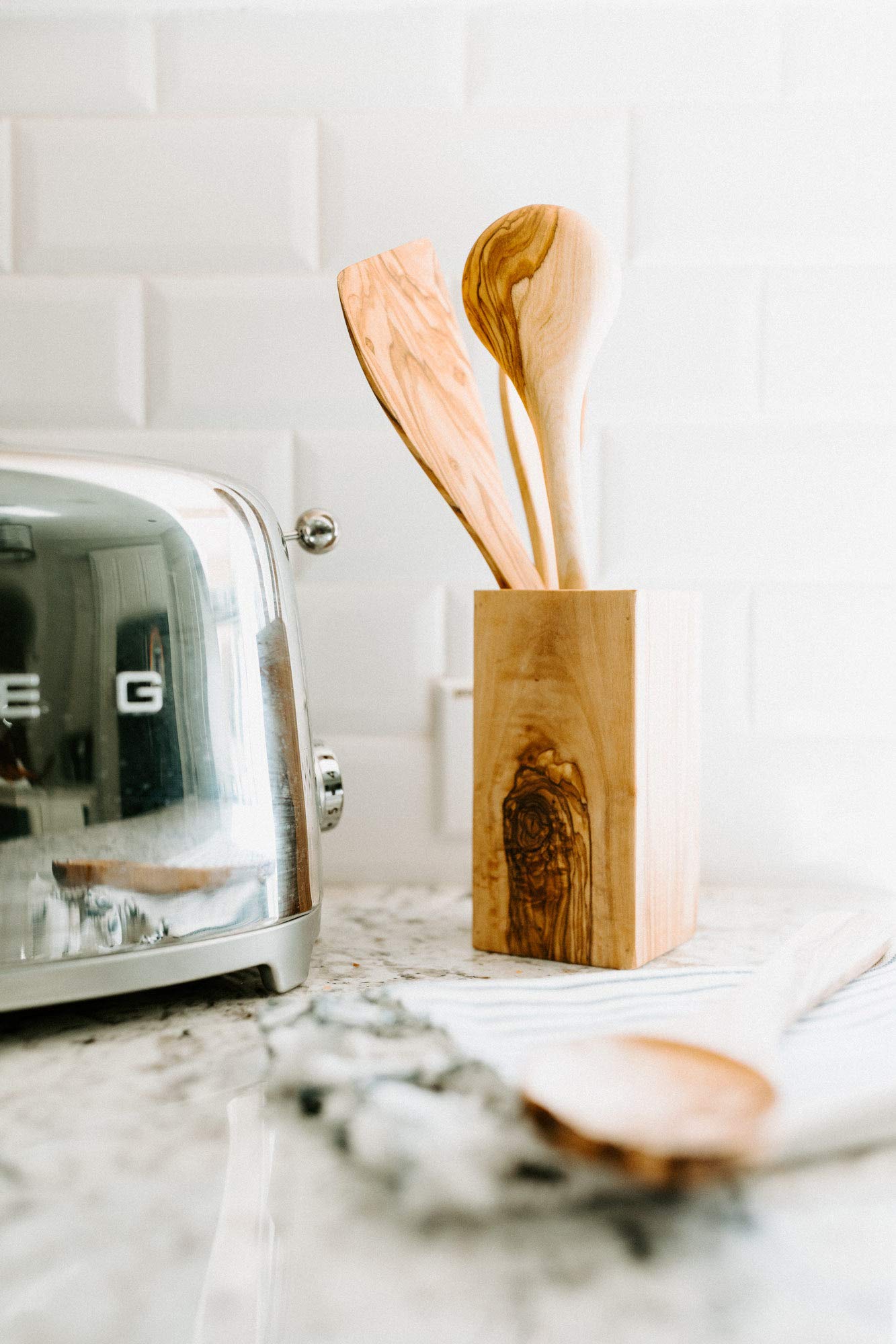 TRAMANTO olive wood utensil holder on a tidy countertop ready for cooking.