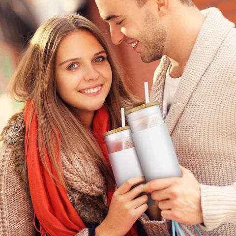 Tronco includes two reusable plastic straws to reduce waste.