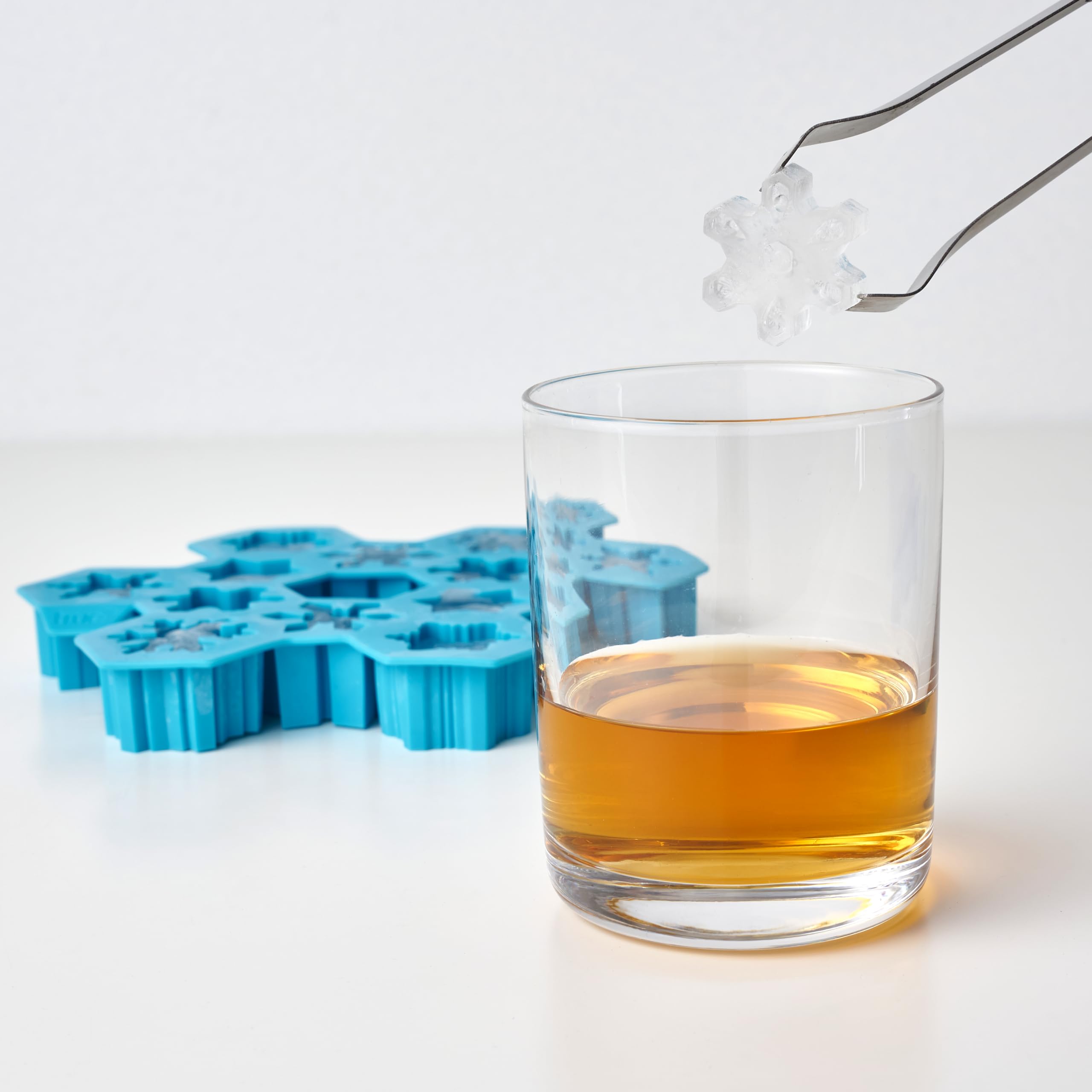 TrueZoo cocktail ice cubes with snowflake design for stylish drinks