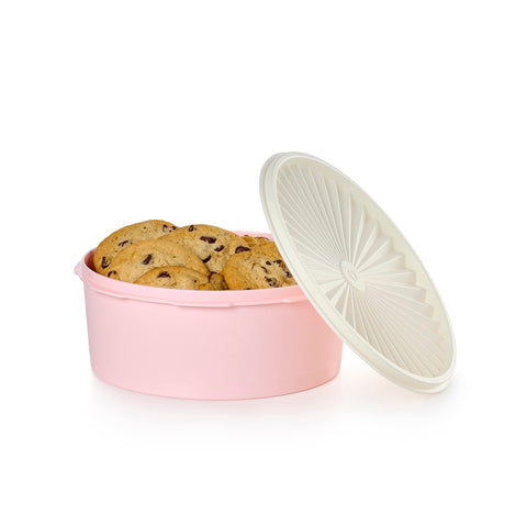 Tupperware Heritage 1.8 L canister provides practical pantry organization.
