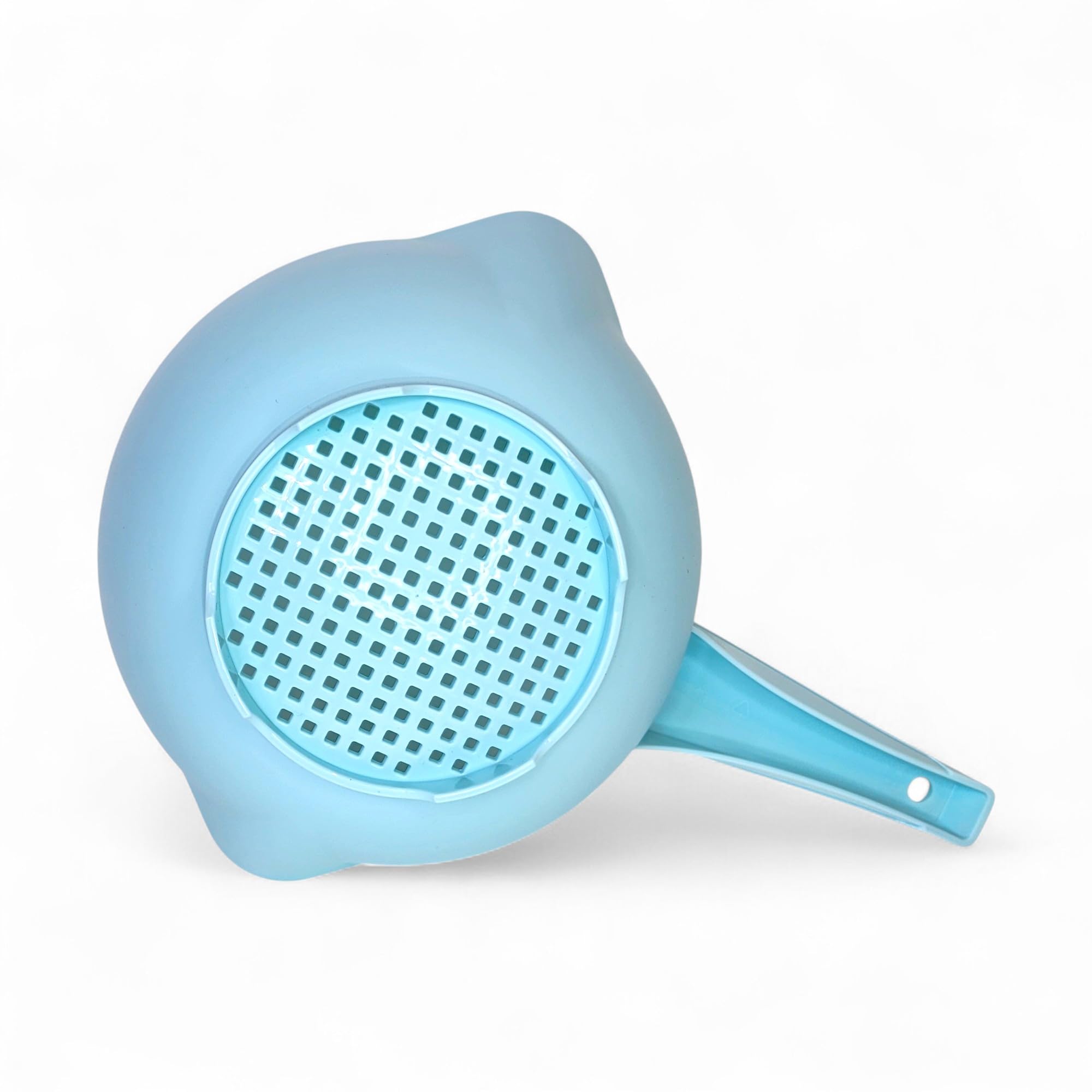 Tupperware colander with light-blue handle is BPA-free and safe