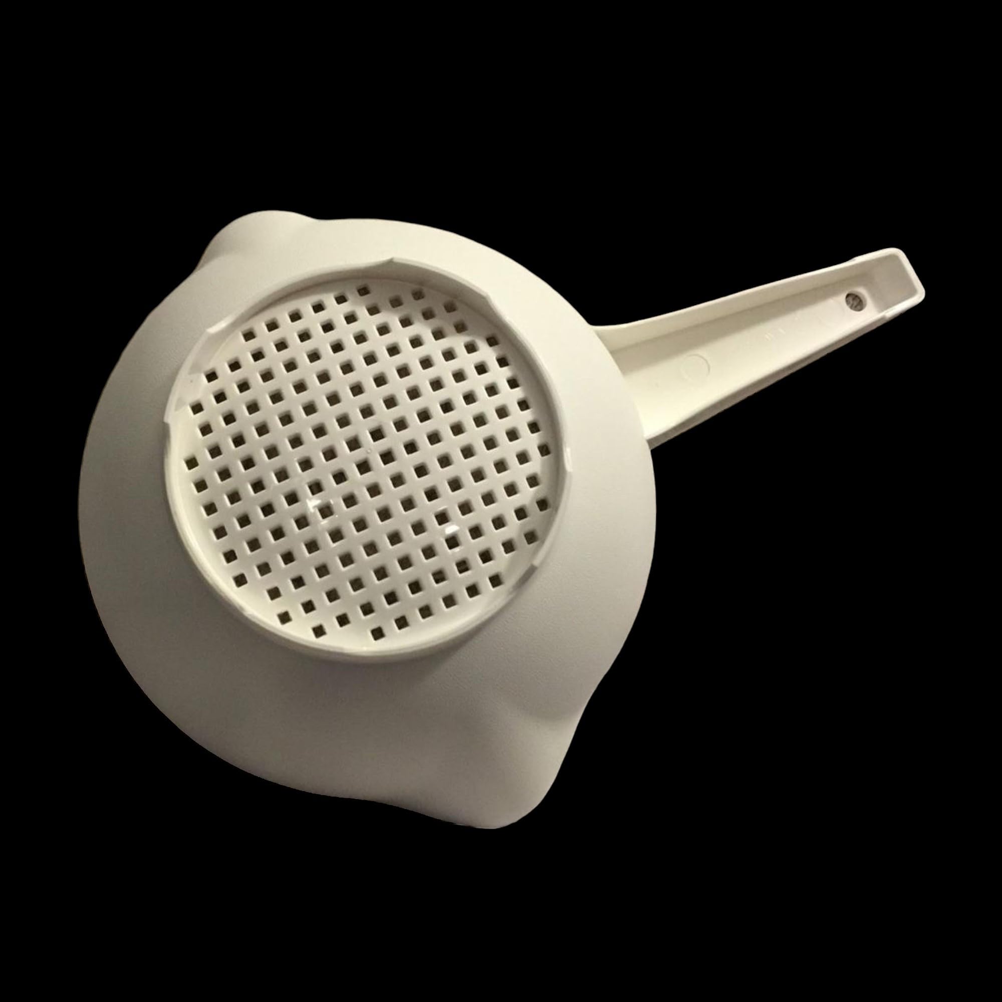 Tupperware Strainer 1 Qt Bright White draining action showing stability and efficient draining.