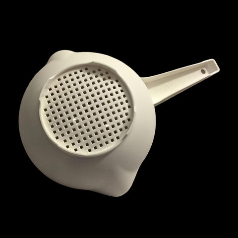 Tupperware Strainer 1 Qt Bright White draining action showing stability and efficient draining.