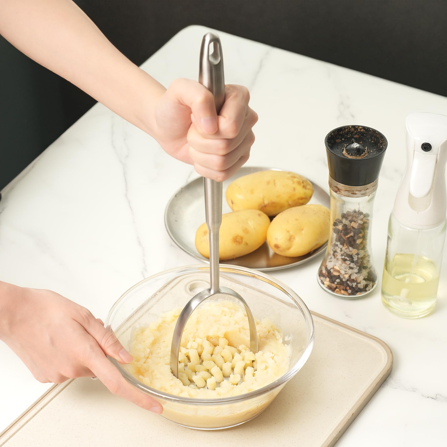 Tuyotue ergonomic handle design for comfortable, controlled mashing.