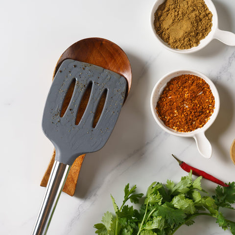 Tvvtuww long spoon rest supports spatulas, ladles, and tongs neatly.