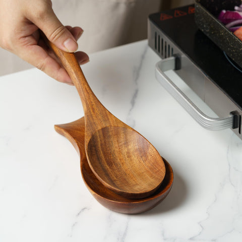 Tvvtuww acacia spoon rest on kitchen counter adds natural warmth and elegant texture.