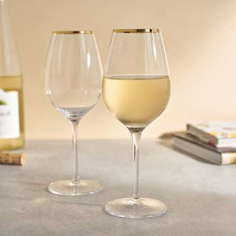 Twine gilded stemmed wine glass pairs beautifully with pinot noir during dinners.