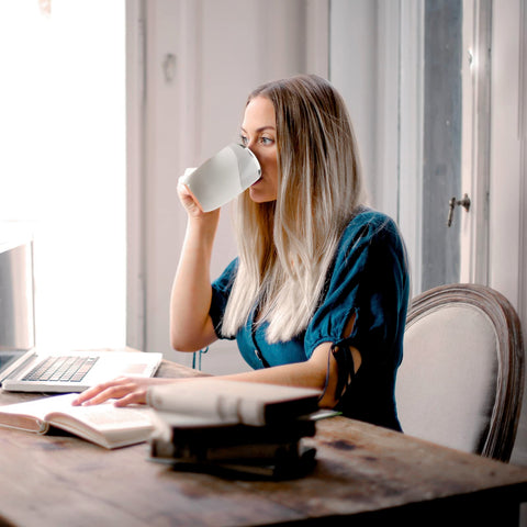 TXLOOK USB-rechargeable mug supports multiple stirs per charge.