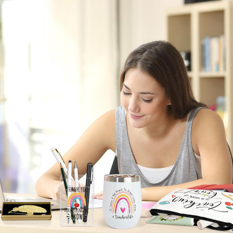 UAREHIBY scented candle creates a calming desk moment during breaks
