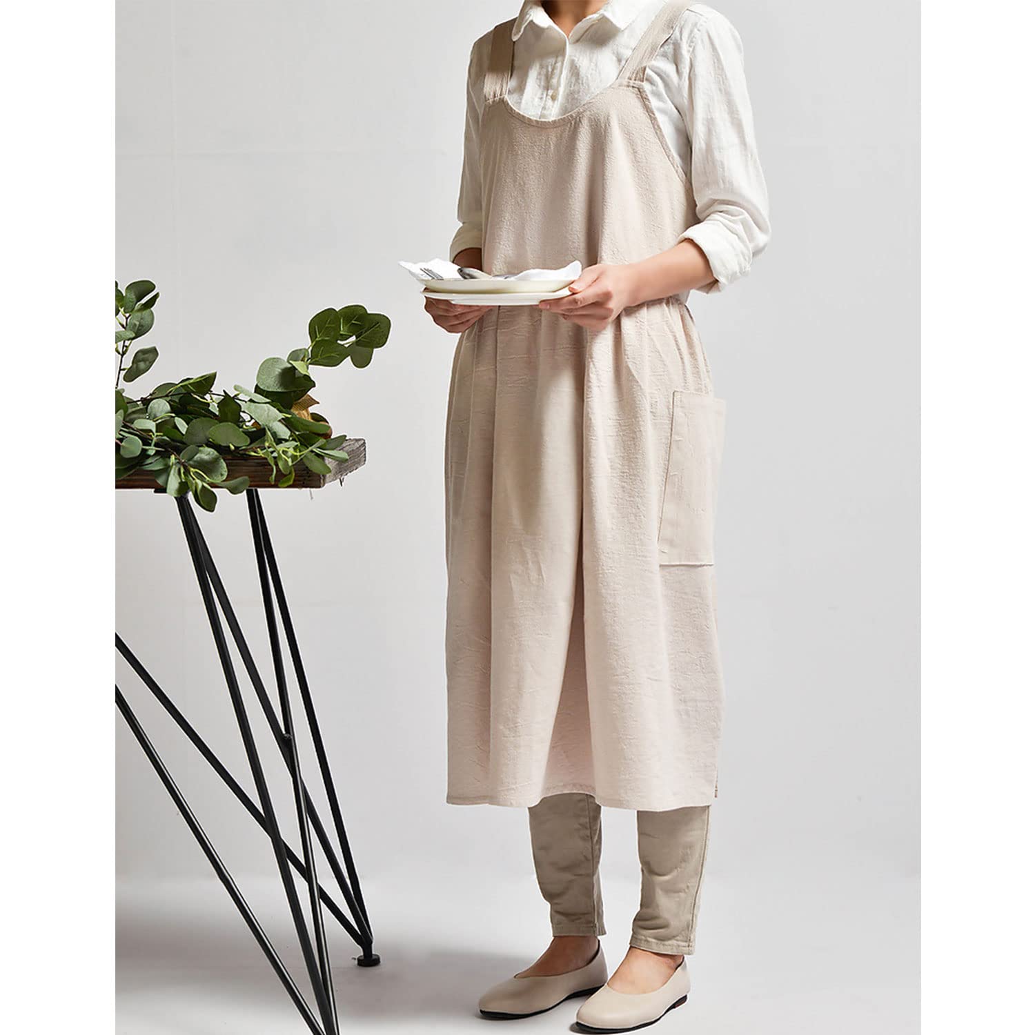 Uaussi kitchen and garden apron protects clothes during messy jobs.