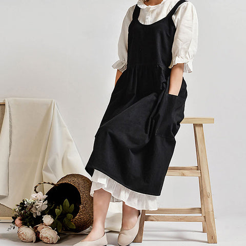 Uaussi apron features large front pockets for utensils and notepad.