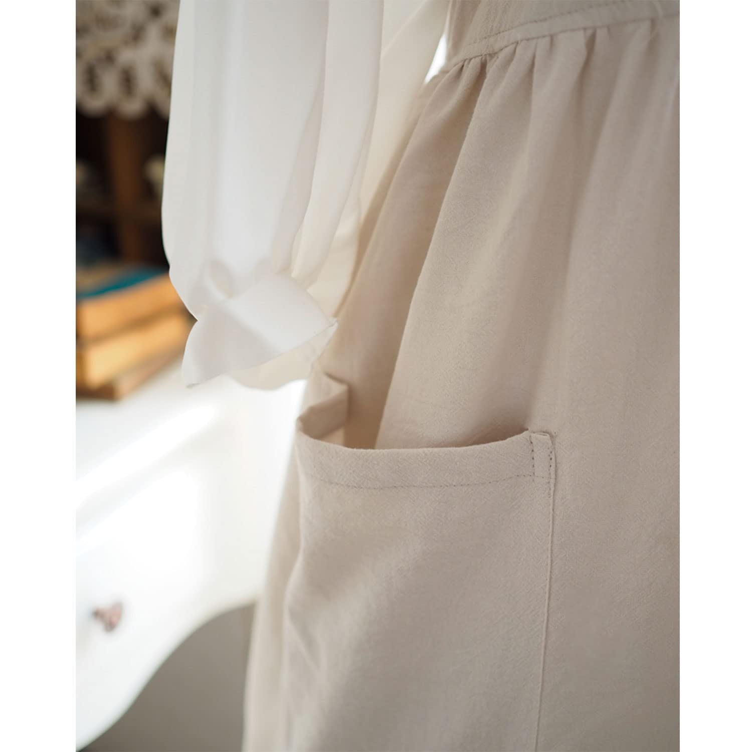 Uaussi unisex kitchen apron suits chefs and home cooks.