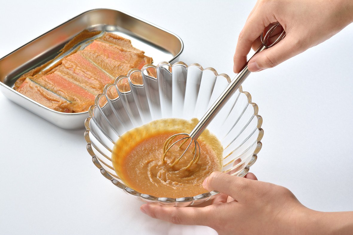 UchiCook Measuring Handy Whisk close-up, rounded structure to introduce air while whisking
