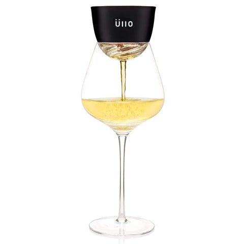 Ullo fits on decanters and carafes for versatile use.