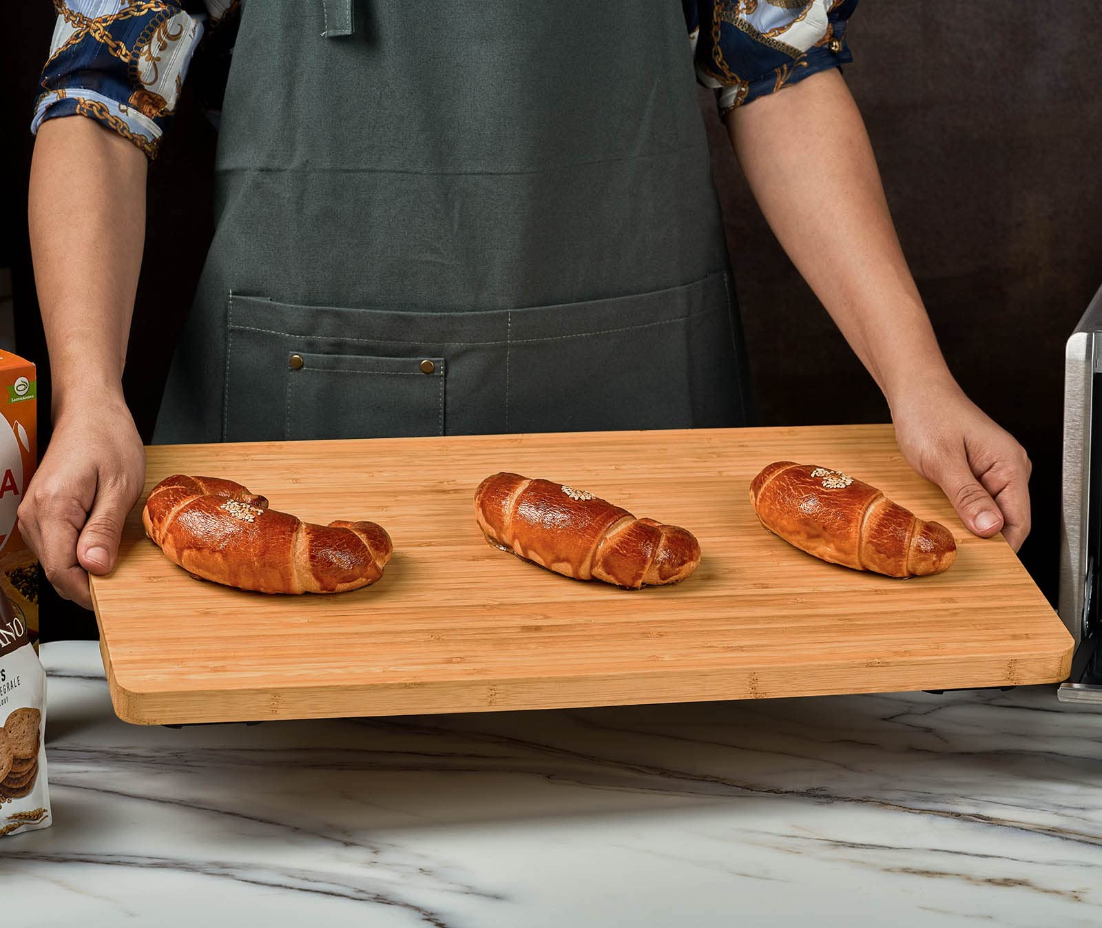 Umilife cutting board measures 18 by 9.5 inches for versatile oven-top fit.