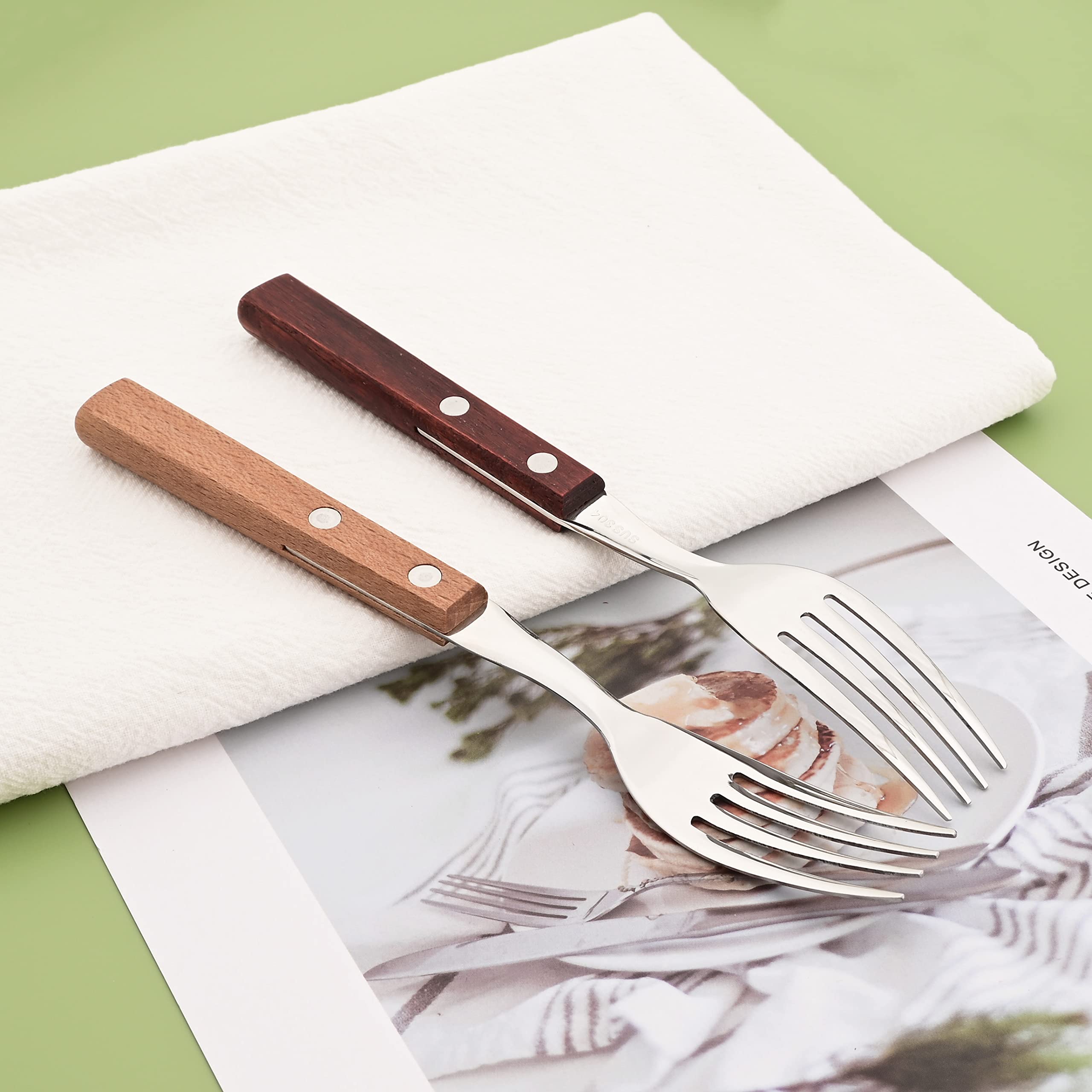Uniturcky 304 stainless steel forks resist corrosion with a sleek dining mirror finish.