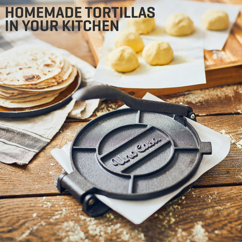 Uno Casa silicone sleeve protects the pan while handling