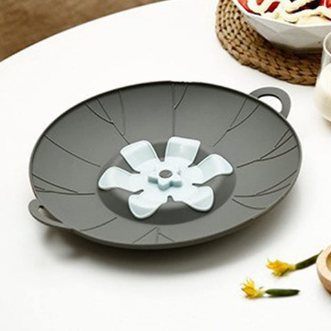 URMONA silicone lids keep leftovers fresh in the fridge and ready to reheat.