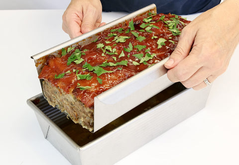 Heavy-gauge aluminized steel construction for long-lasting bakeware.
