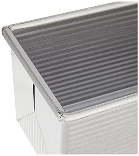 USA Pan Pullman lid shows secure fit for stable baking during rise