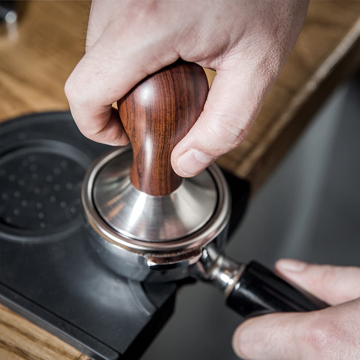 USEAMIE barista workspace showing a clean, efficient tamping setup.