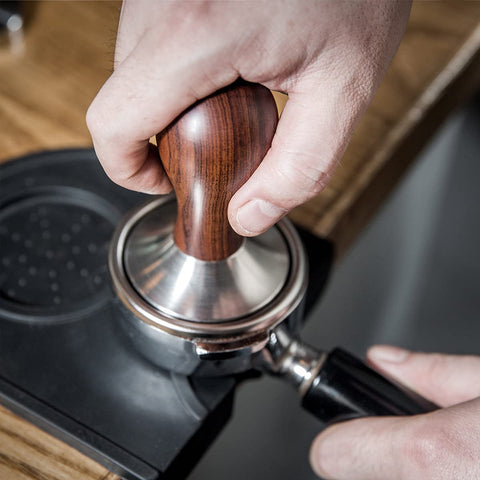 USEAMIE barista workspace showing a clean, efficient tamping setup.