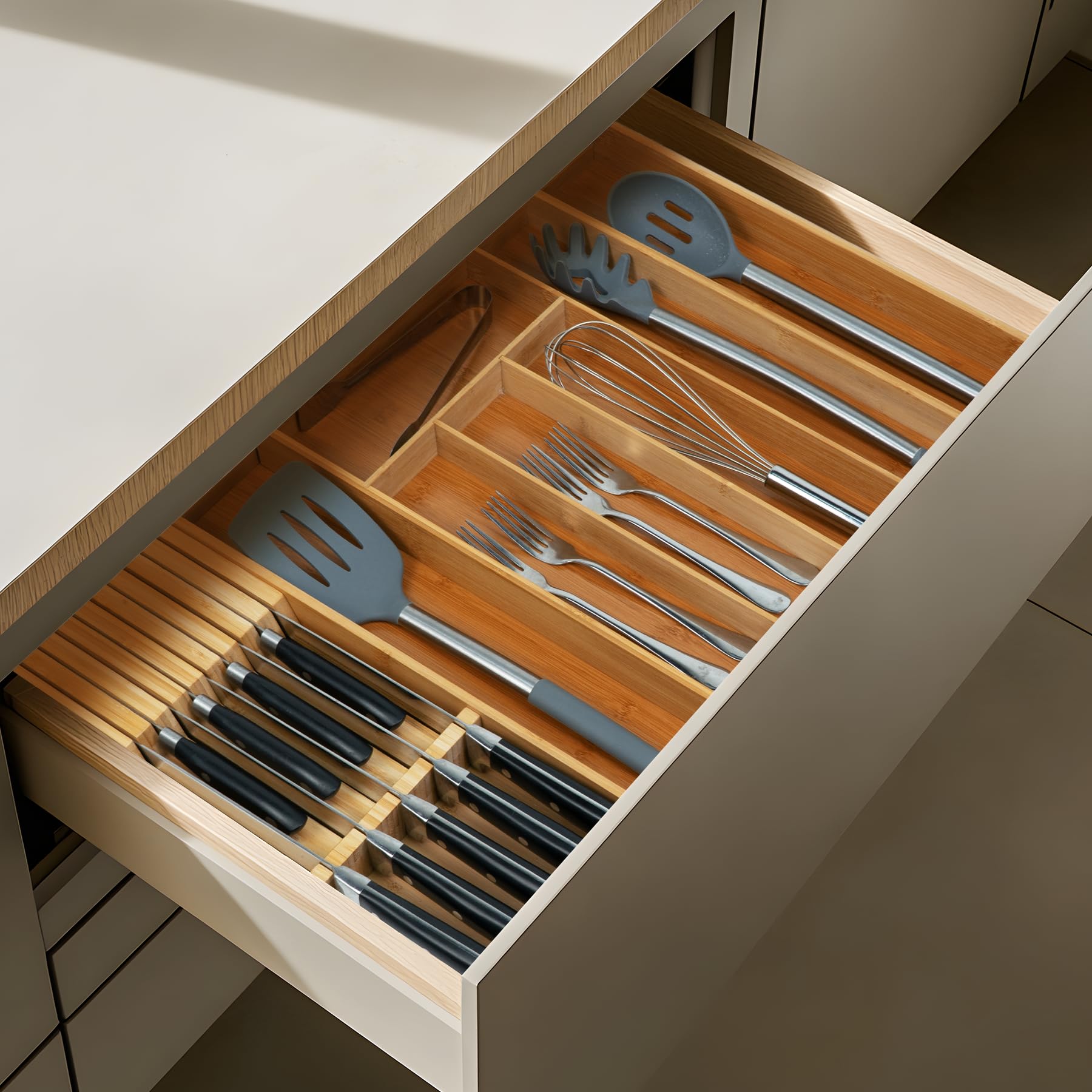 Utoplike easy-grab design enables quick knife access during prep.