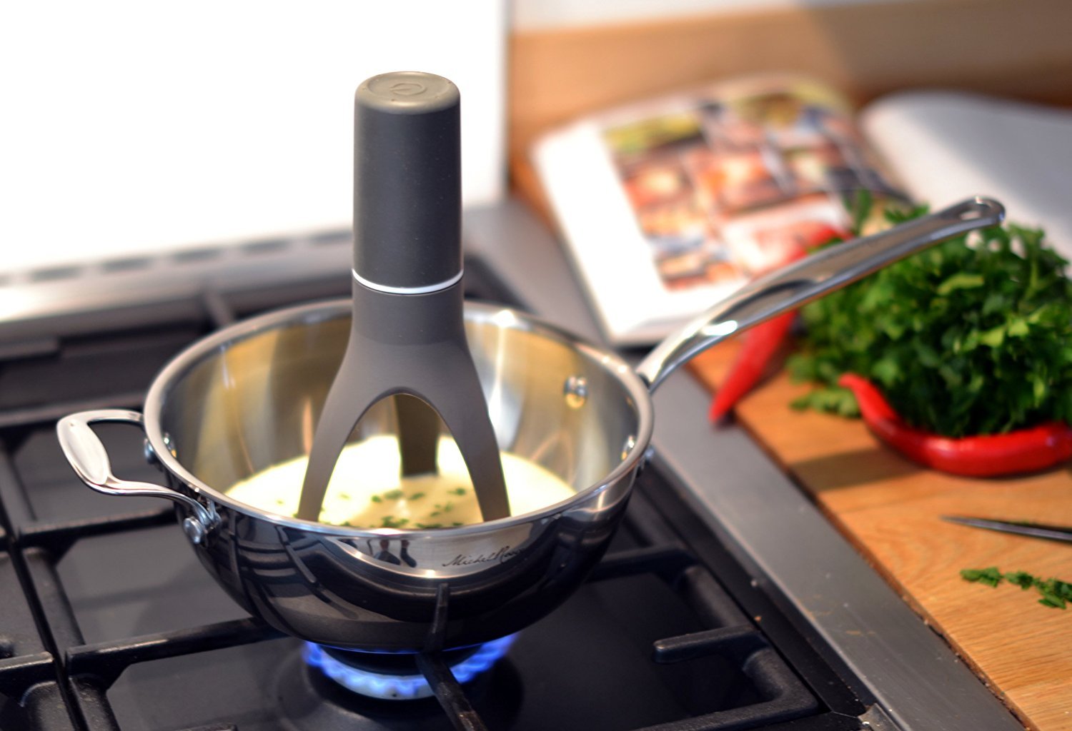 Uutensil Stirr three-speed setting offers customizable stirring.
