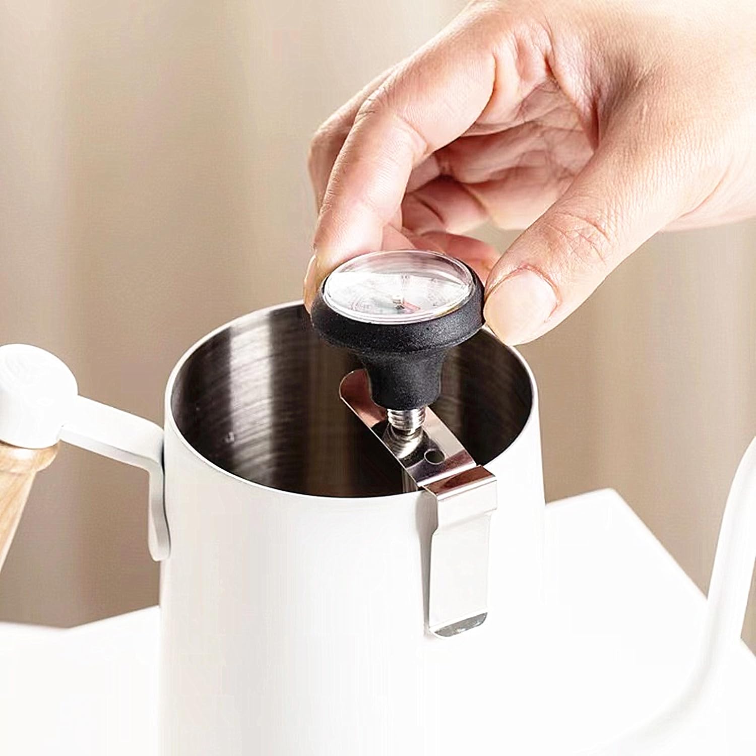 UZER professional-grade pitcher suits busy kitchens and coffee shops alike.