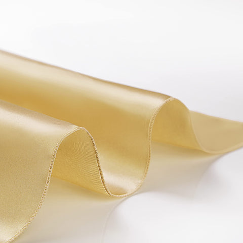 VACVELT light purple satin napkins lend subtle elegance.