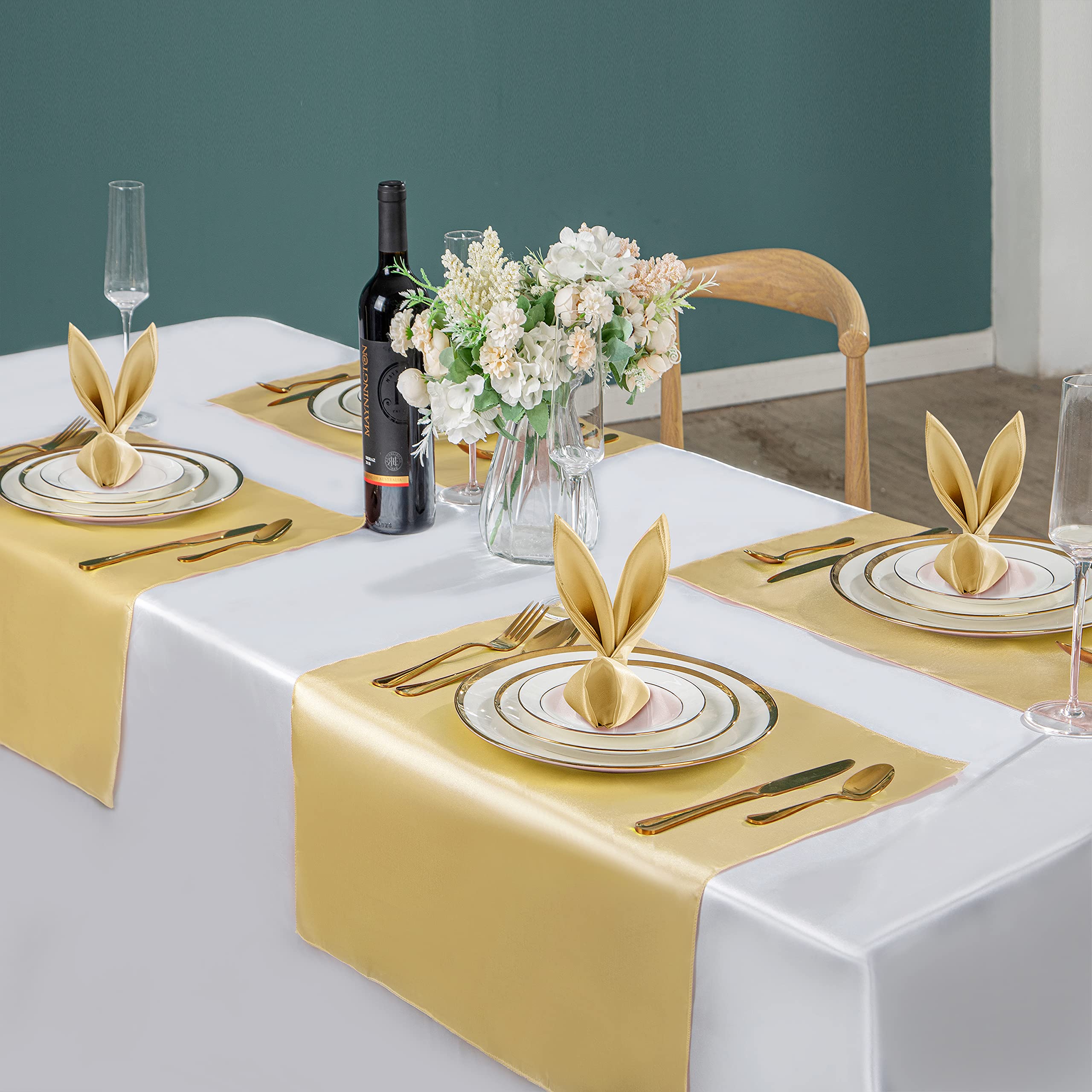 VACVELT gold napkins neatly folded for elegant events.