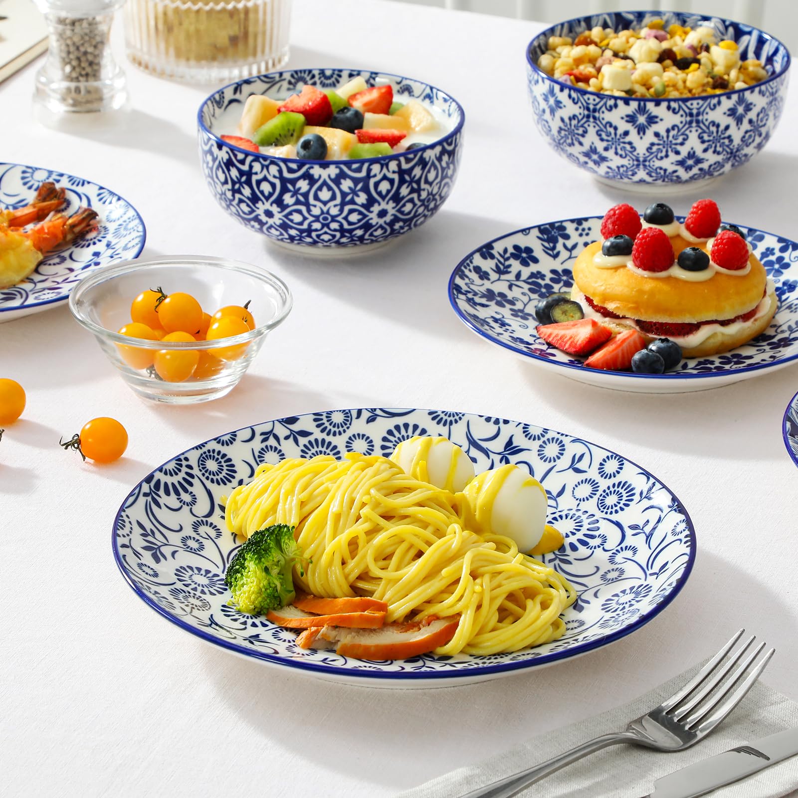 Display of the 18-piece SELENE set showing six-place dining.