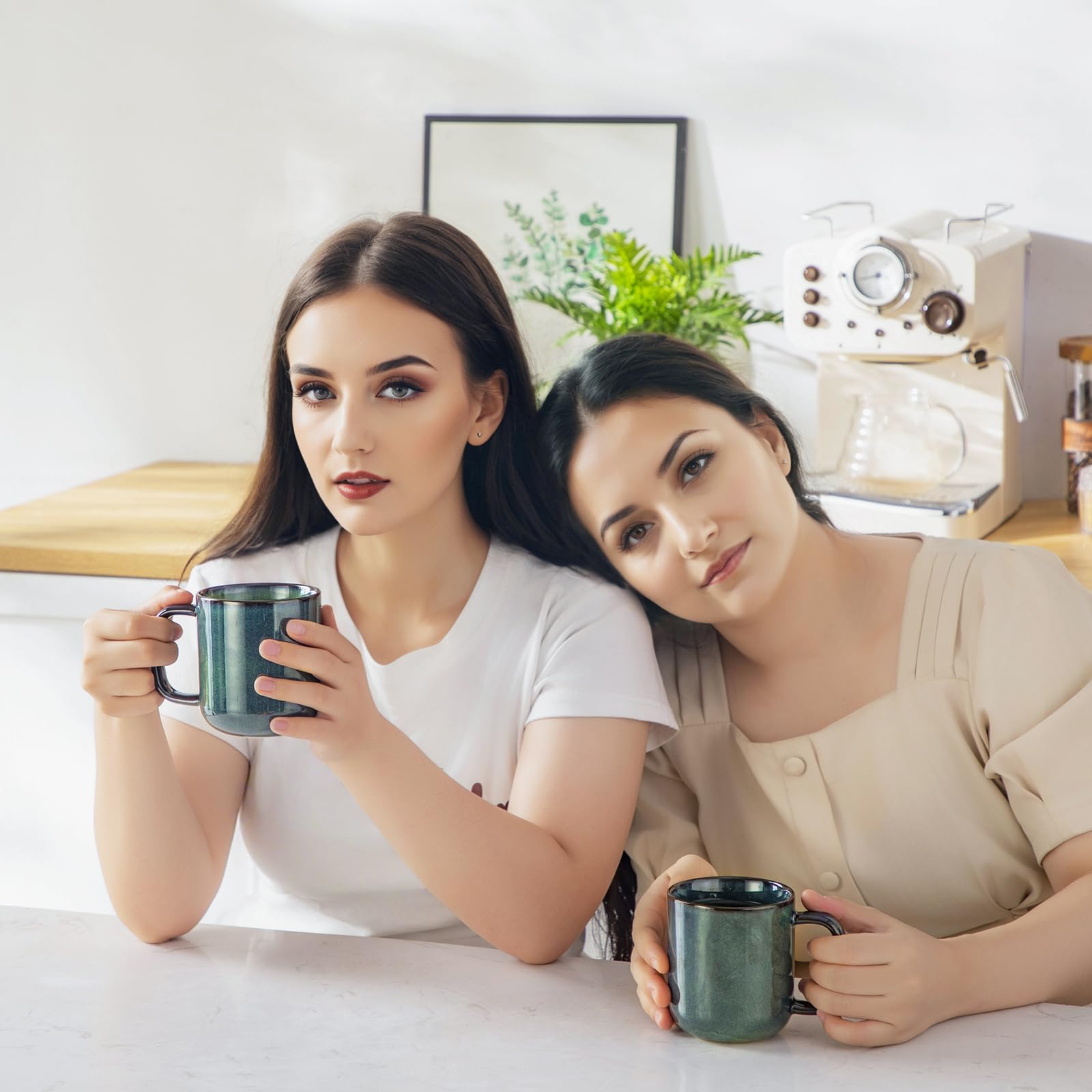 Vancasso Starry mug being held with an ergonomic, comfortable handle