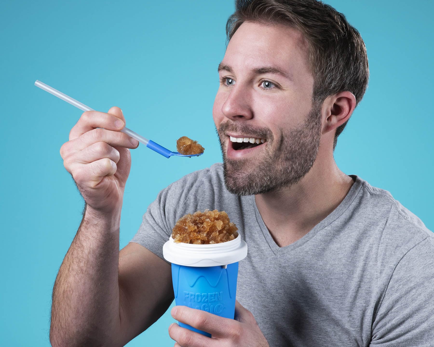 Vat19 Slushy Maker spoon-straw enables easy sipping and scooping.