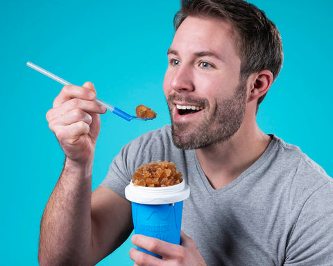 Vat19 Slushy Maker spoon-straw enables easy sipping and scooping.