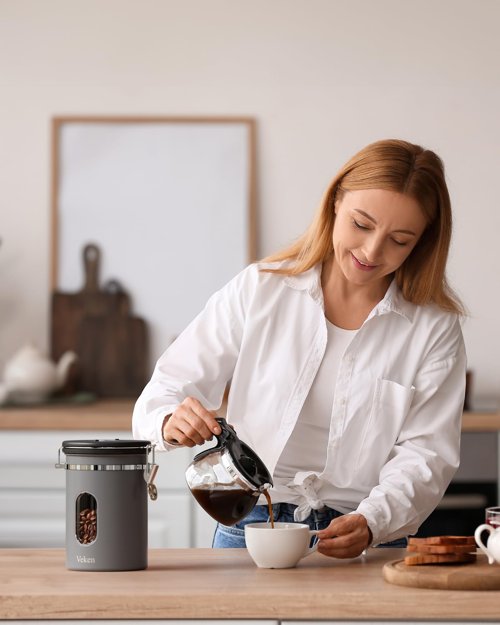 Veken free stainless steel scoop attaches to the canister for quick dosing.